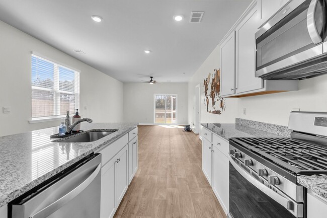 Building Photo - 3 Bedroom 2.5 Bath Located in Pine Hills i...