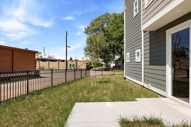 Building Photo - 1802 10th Ave N