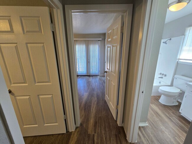 Building Photo - 1309 Airline Dr