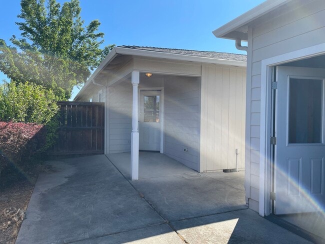 Building Photo - 55 Plus Community-1 Bedroom 1 Bath---Bonus Room/Office Space-Located in Friendly Central Point
