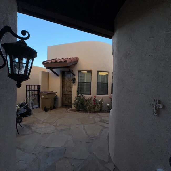 Building Photo - 1111 Vista De Los Alamos