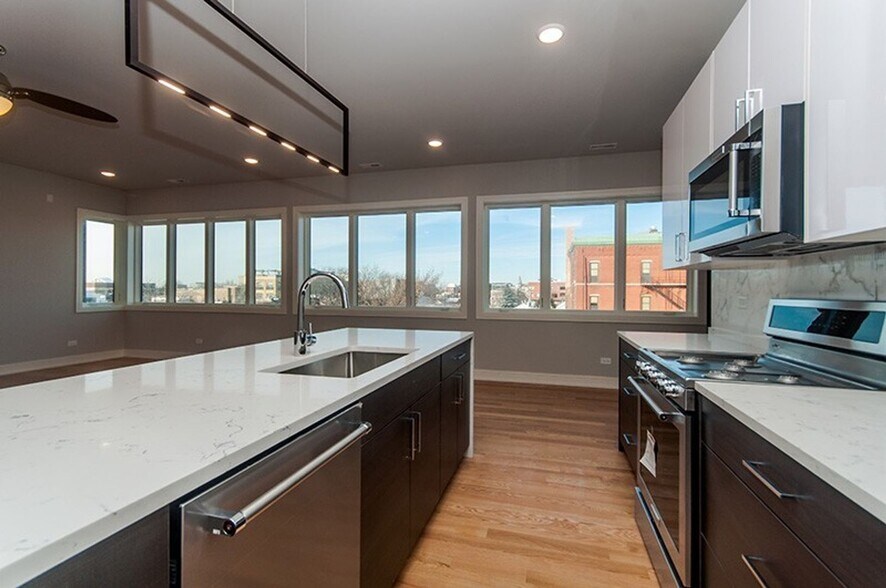 Building Photo - 1641 W Grand Ave