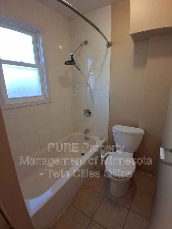 Building Photo - 987 N Churchill St