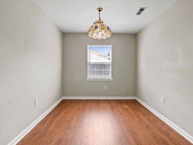Building Photo - Fantastic Location in Madison City!