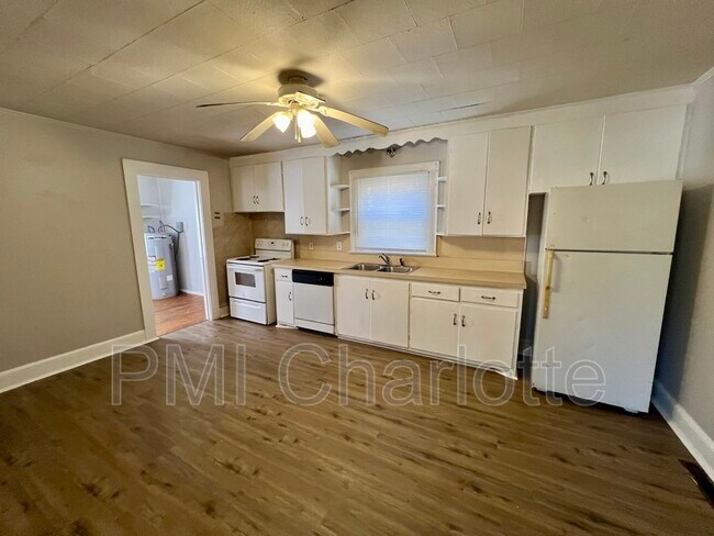 Building Photo - 2722 Eastway Dr