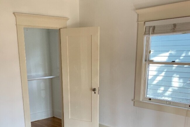 Building Photo - 847 Venezia Ave