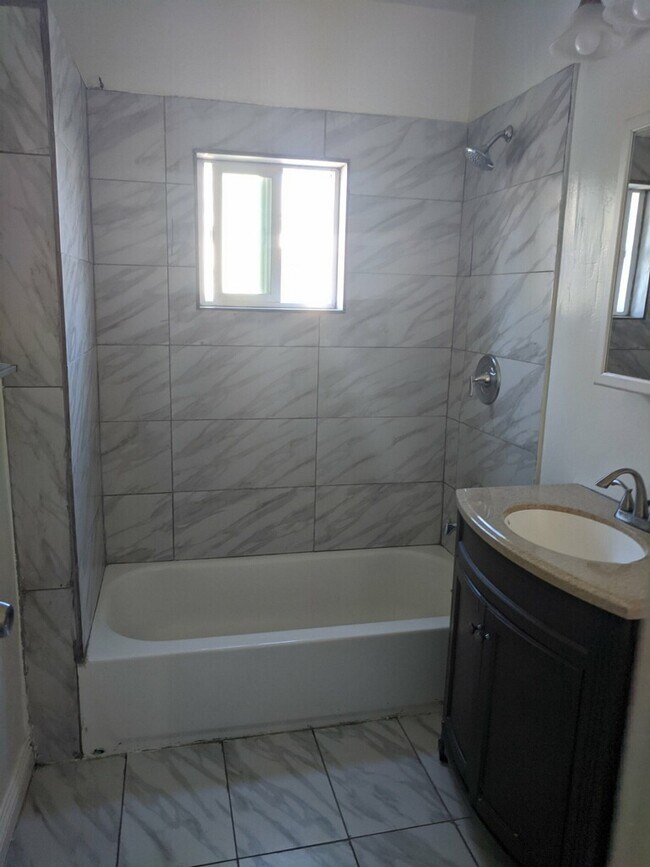 Building Photo - 1640 E 49th St