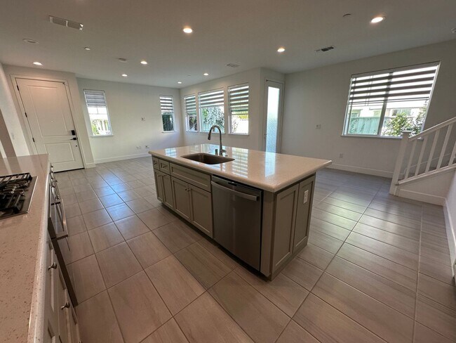 Building Photo - Spacious 4 Bed 2.5 Bath Home in Mountain House with Solar!