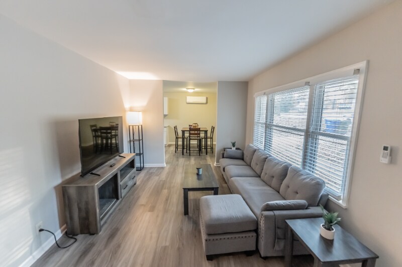 Primary Photo - 586 Oakside Dr SW