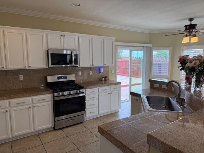 Building Photo - Gorgeous 5 Bedroom, 3 Bathroom Home With a Pool in perfect Tracy Location