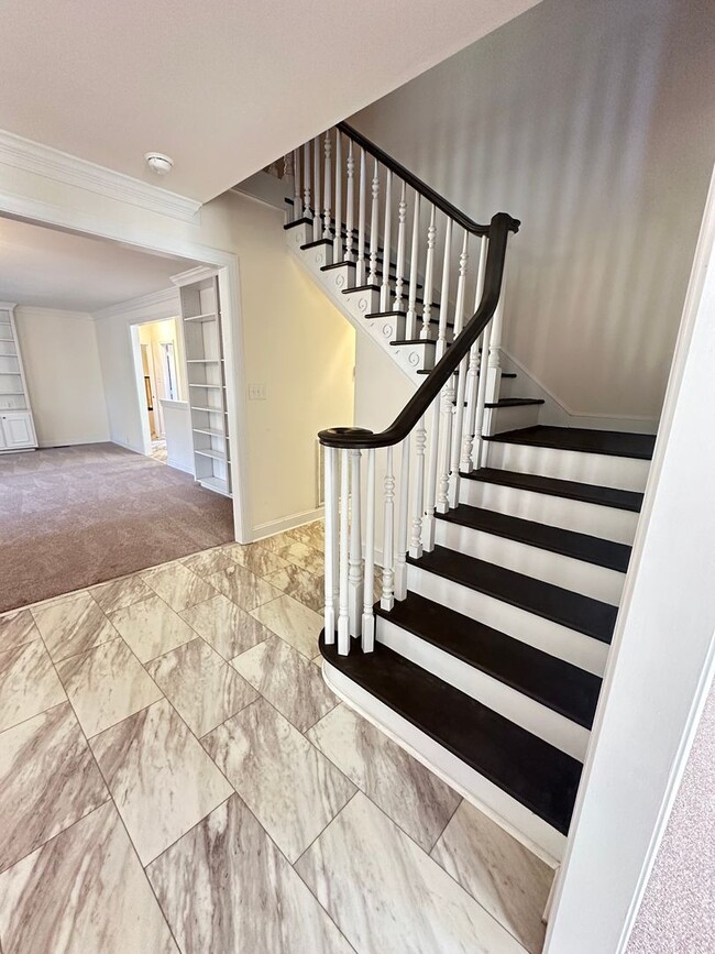 Building Photo - 503 Newport Ave