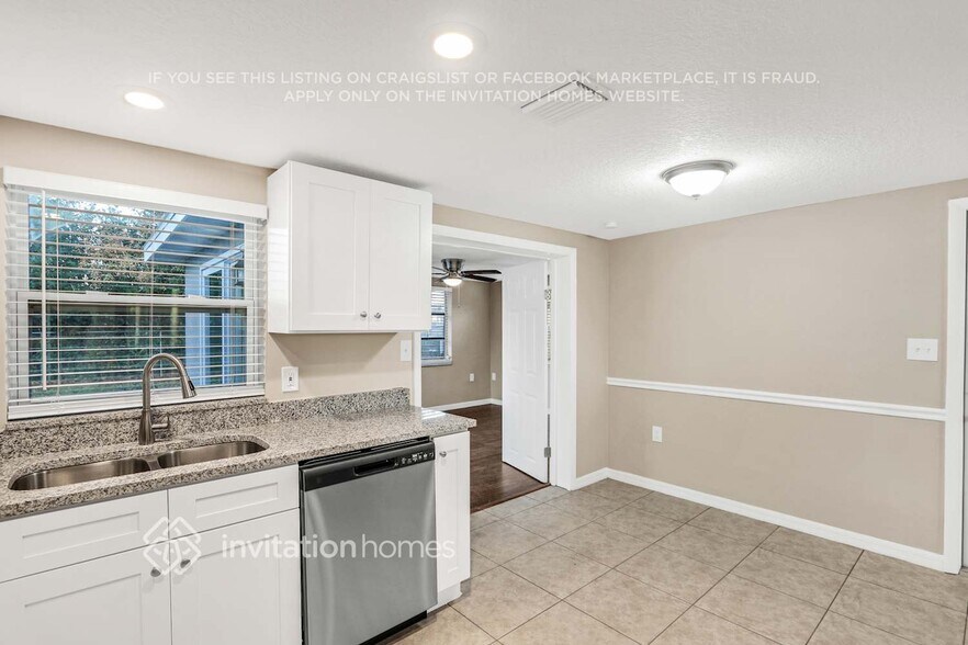 Building Photo - 9900 Lakeside Ln