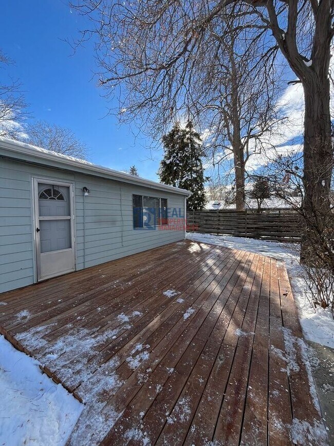 Building Photo - 865 Balsam St