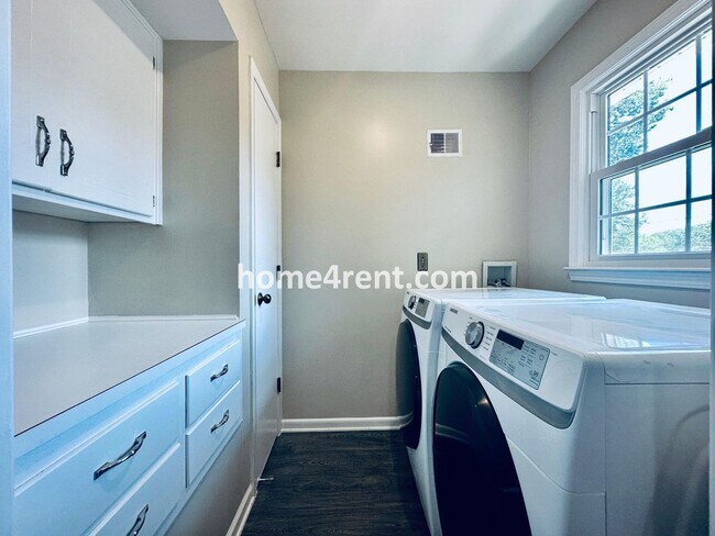 Building Photo - Cozy Ranch Home in Shawnee w/ Plenty of Natural Light, Wood Floors Throughout and an Updated Kitc...