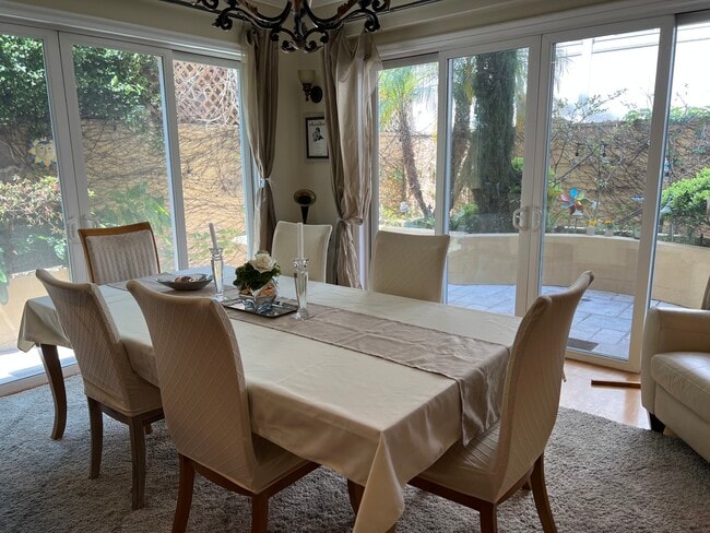 Dining area with glass sliding doors - 1540 S Bentley Ave