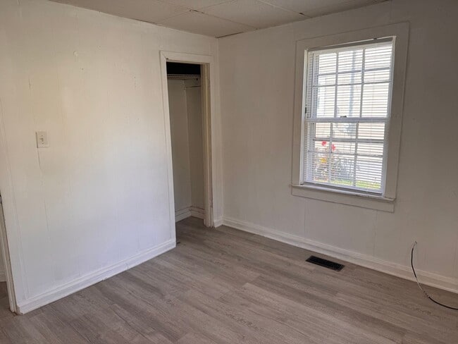 Building Photo - 524 Hardwick Ave