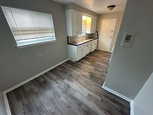 Building Photo - HUGE Updated Apartment with hardwood floors