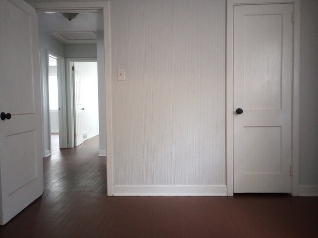 Building Photo - 3 Bedroom 1 Bathroom