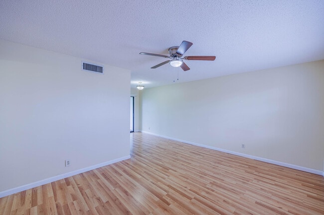 Building Photo - 4708 Oak Terrace Dr