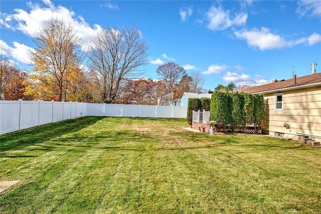 Building Photo - 138 Youngs Ave