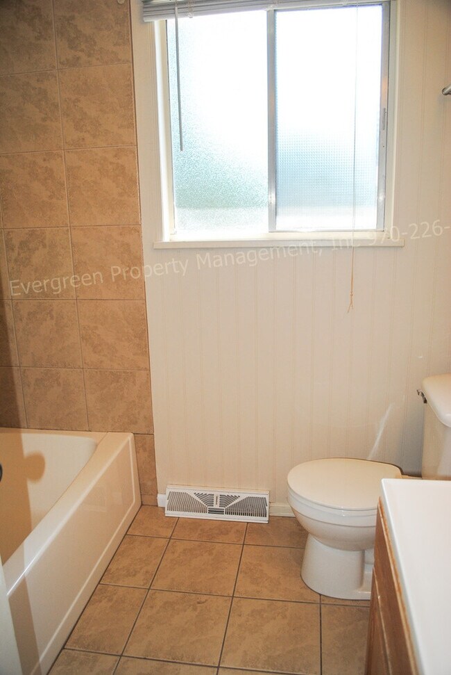 Building Photo - 1228 Southridge Dr