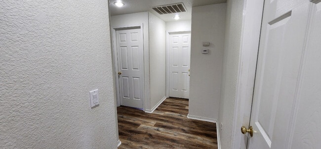 Building Photo - 735 NE Negus Pl