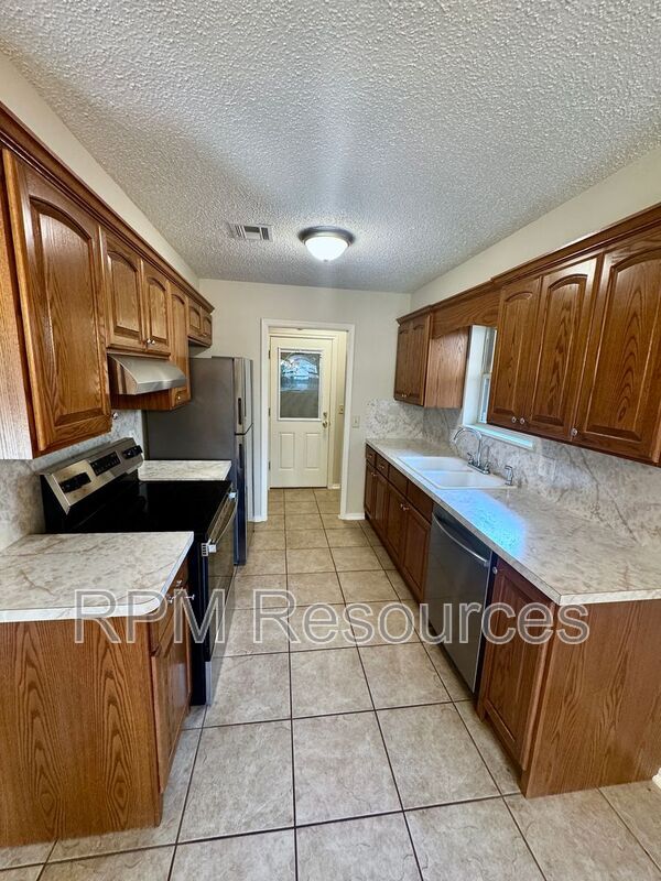 Building Photo - 405 Meadow Lake Dr