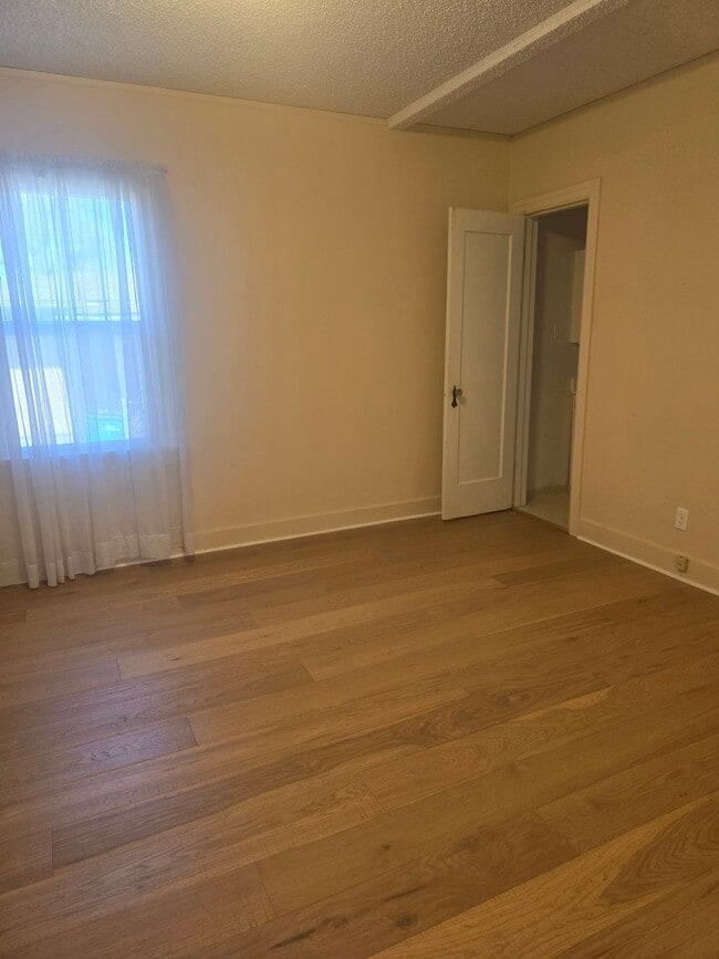 Building Photo - 4 bd 2 ba