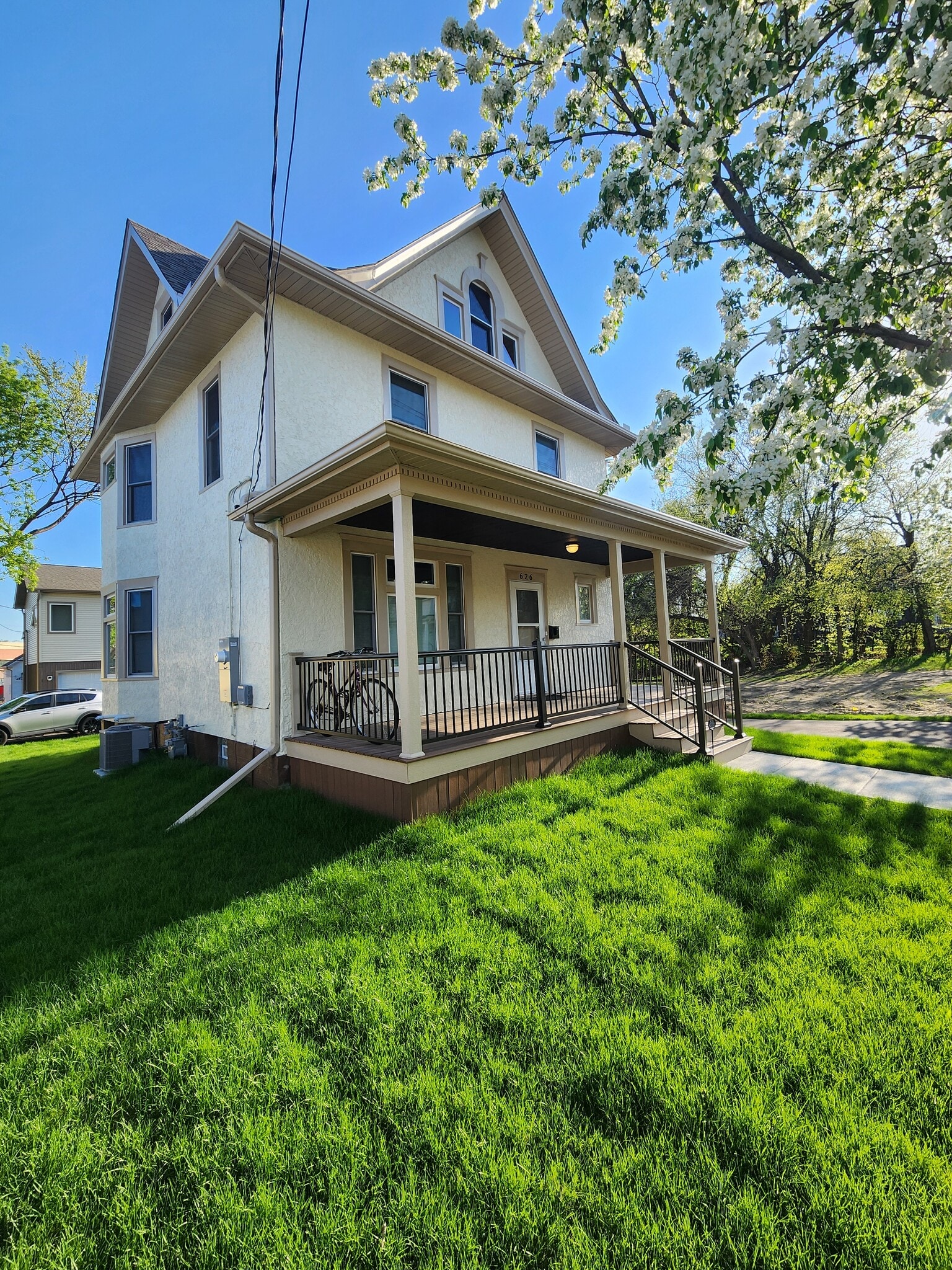Building Photo - 626 Reaney Ave