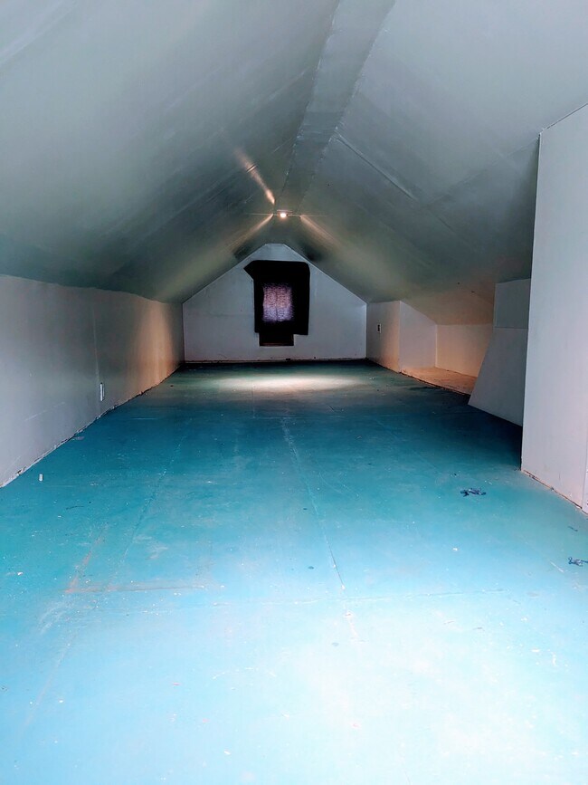 Building Photo - 2431 W Thomas St