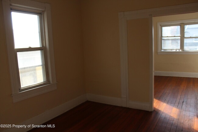 Building Photo - 715 Moosic St