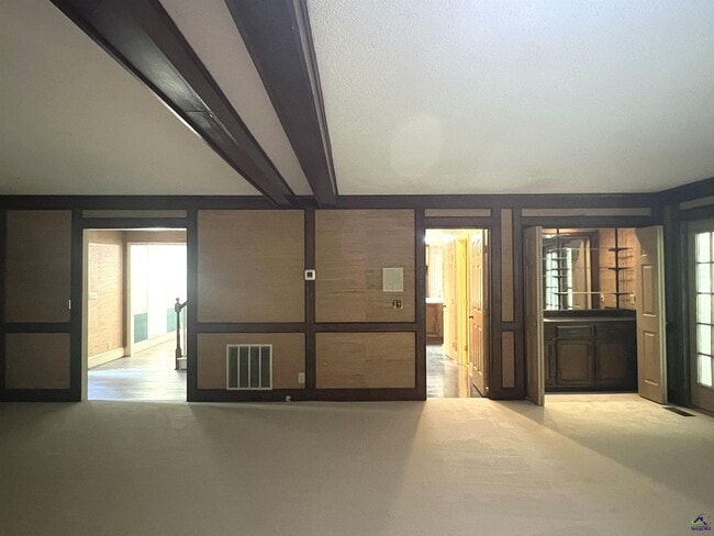 Building Photo - 136 River Knoll
