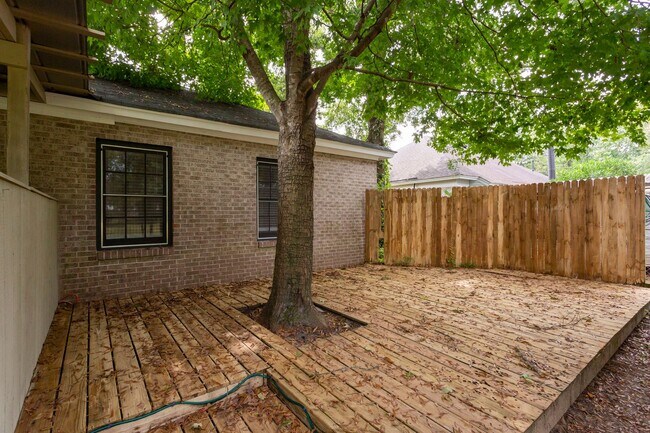 Building Photo - ** 4 bed 2 bath located in Dalraida close ...