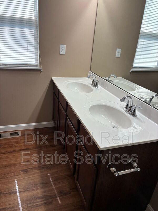 Building Photo - 461 Draft Ct