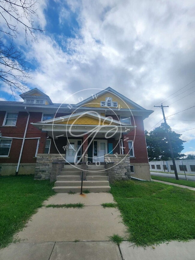 Primary Photo - 2 bed 2 story townhouse! Individual baseme...