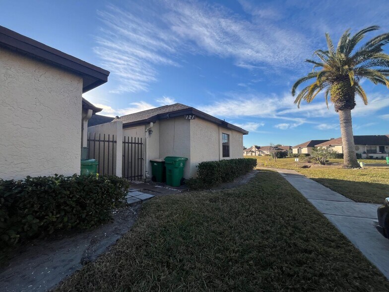 Building Photo - Available NOW!!! 2/2 in Port Charlotte!!!