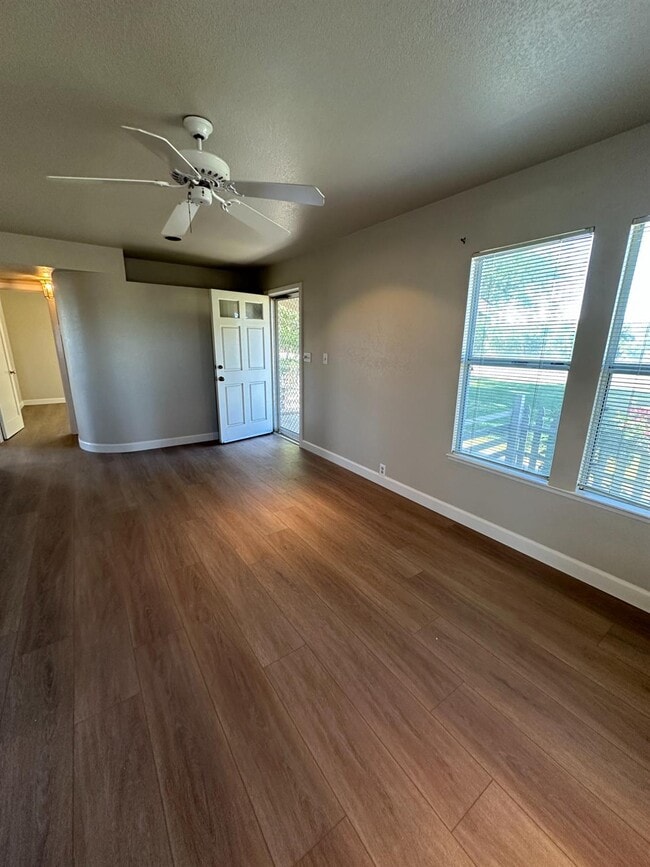 Building Photo - 3083 E Rose Ave