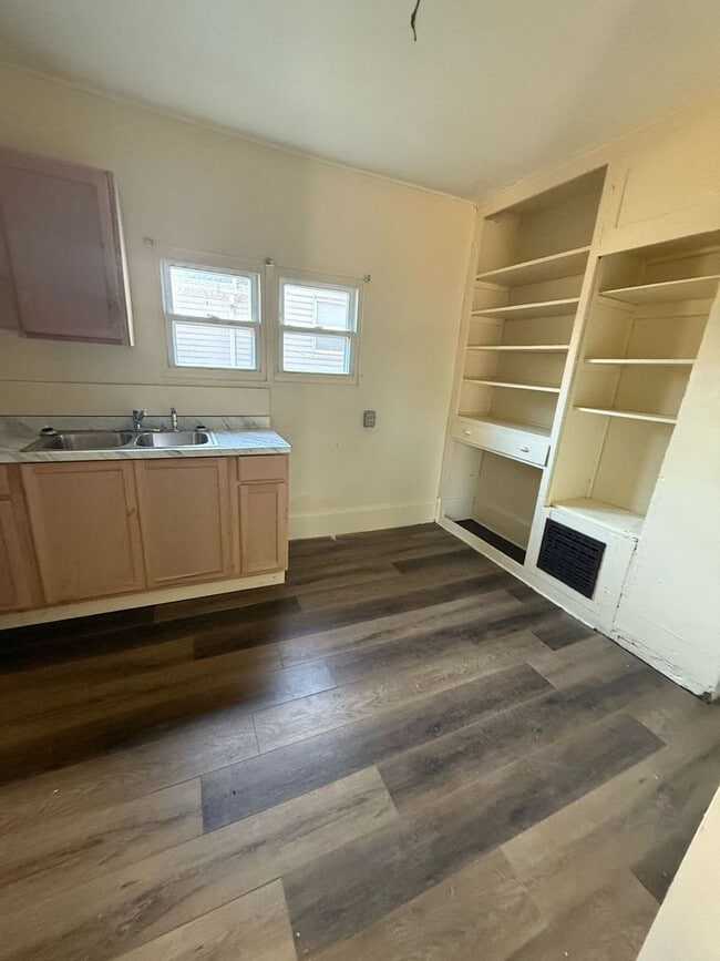 Building Photo - 3 bedrooms house 1.5 bath