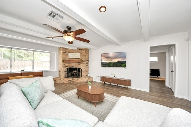 Building Photo - 563 Landfall Ln