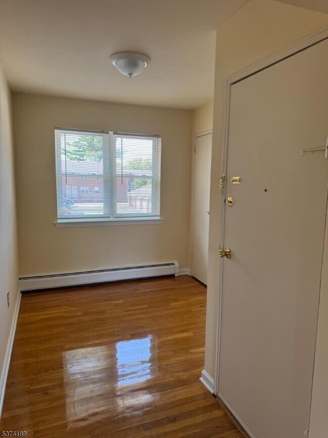 Building Photo - 5 Traphagen Rd