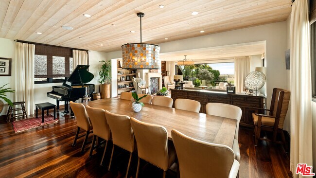 Building Photo - 964 Palisades Beach Rd