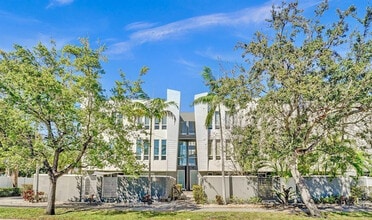 Building Photo - 703 SE 16th Ct