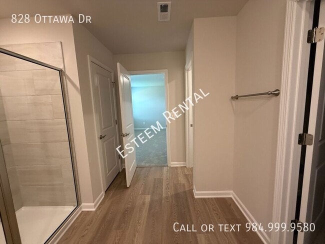 Building Photo - 828 Ottawa Dr