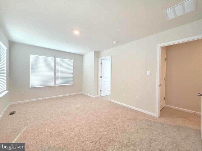 Building Photo - 1424 Sugarplum Ln