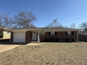 Building Photo - 2609 Wyandotte Way