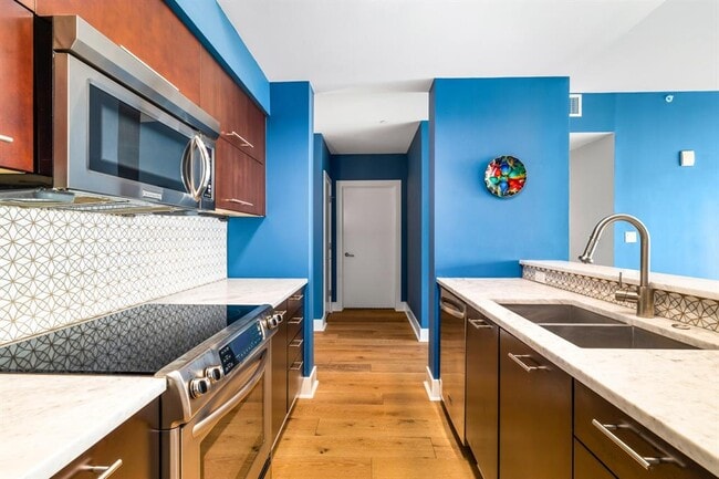 Building Photo - 603 Davis St