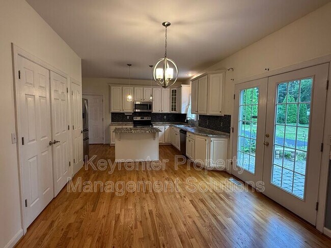 Building Photo - 104 Buckingham Pl