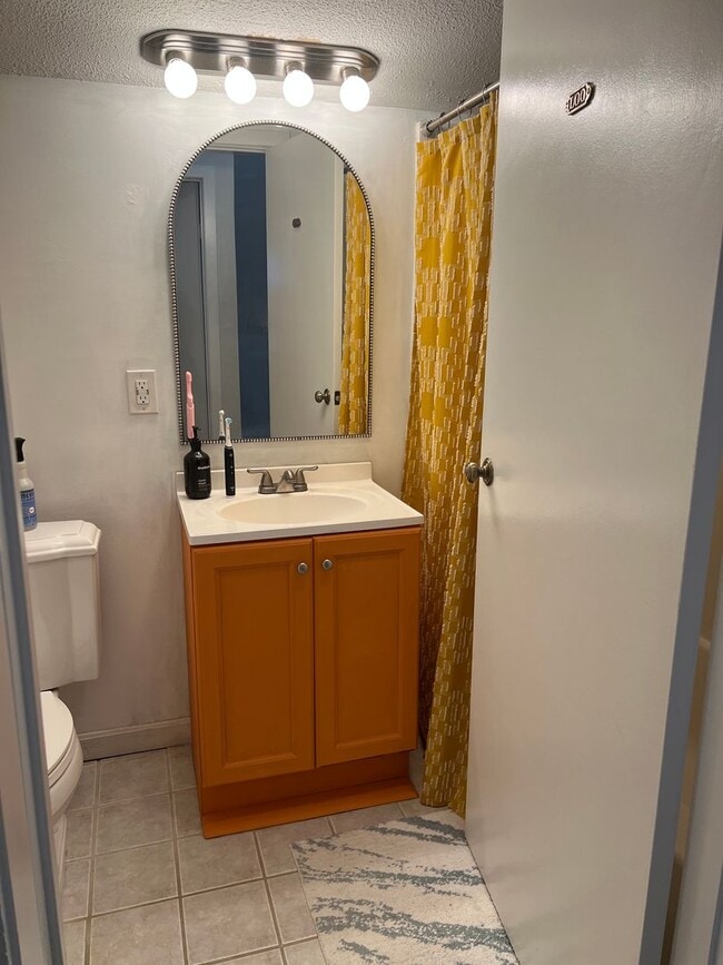 Building Photo - Sunny 2BR Condo in Knightville