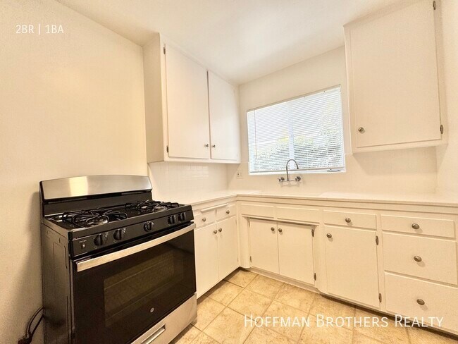 Building Photo - 429 S Sherbourne Dr