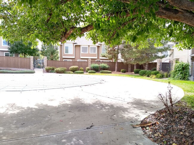 Building Photo - Stunning Highlands Ranch Townhome